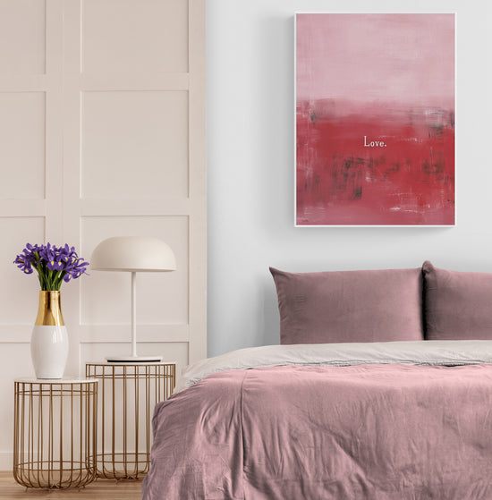 chambre parentale, grand lit double, draps rose pale, deux tables de chevets, pièce claire, affiche abstrait rose.