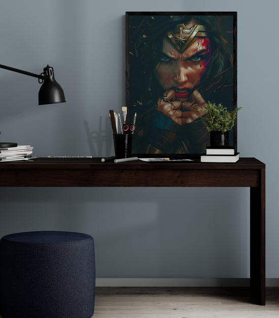 Bureau en bois, tabouret en tissus bleu nuit, livres, plante, mur bleu avec un cadre Wonder Woman.