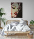 Chambre adulte, lit en rotin, plantes vertes, panier en osier, draps blanc, mur blanc, grande toile décorative chanteuse