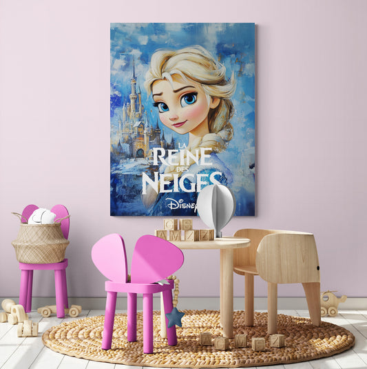 Affiche de Elsa reine des neige sur un mur rose, entourée de meubles pour enfants en bois et jouets colorés. Atmosphère ludique et douce