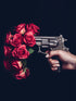Tableau Revolver : une main surgit du noir, presse la gâchette d'un pistolet d'où s'échappent non des balles, mais des roses éclatantes.