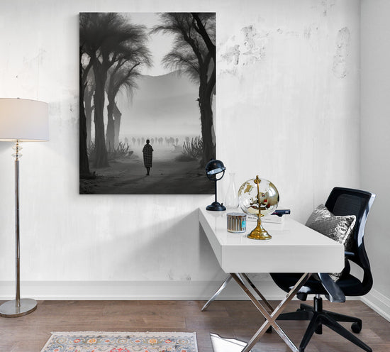 toile paysage africain accroché dans un bureau contemporain