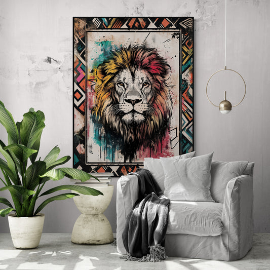 Grand tableau du lion ethnique accroché dans un salon moderne avec une plante tropical et table d'appoint