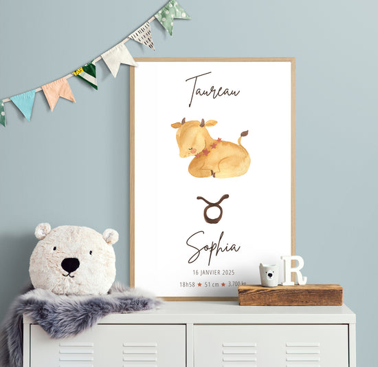 Poster mural illustrant un veau endormi, symbole du signe Taureau, accompagné des détails de naissance du bébé. Son style délicat et ses couleurs douces s’harmonisent avec une chambre d’enfant chaleureuse, où la décoration soignée et les éléments en tissu créent un espace accueillant et personnalisé.