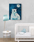 Dans une chambre de bébé, une toile murale surplombe un mobilier blanc à côté d'un lit de bébé, avec une lampe de table turquoise.