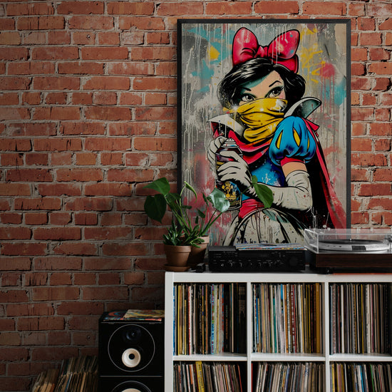 Une toile encadrée street art mettant en scène Blanche-Neige rebelle, affichée dans un espace cosy avec des vinyles et une platine. L'association du mur en briques, des plantes vertes et du mobilier vintage crée un décor inspirant, idéal pour une décoration originale et artistique.