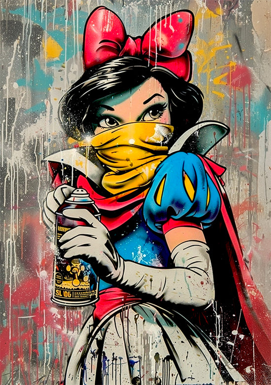 Cette œuvre de style street art revisite Blanche-Neige sous une apparence rebelle et moderne. Elle est représentée avec un bandana jaune couvrant son visage et tenant une bombe de peinture aérosol, suggérant une posture de graffeuse urbaine. Les couleurs vives, notamment le bleu et le rouge de sa tenue emblématique, contrastent avec le fond gris texturé et éclaboussé de peinture dégoulinante. L’effet de graffiti et de peinture éclaboussée donne une touche underground et contemporaine à cette représentation 