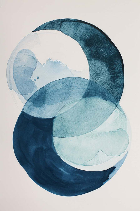 Un gros plan d'un tableau abstrait montrant des formes circulaires et aquatiques en nuances de bleu sur un fond blanc.