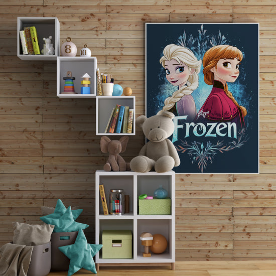 Affiche de Frozen sur un mur en bois dans une chambre enfant. Étagères avec jouets, peluches et livres colorés créent un décor chaleureux et accueillant.