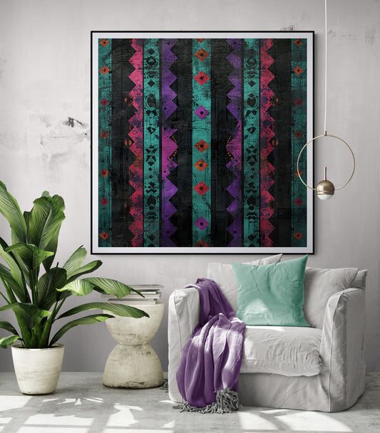 Un cadre au motif africain avec des bandes verticales de couleurs turquoise, violette, noire, et rouge. Le design comporte des formes géométriques complexes est accroché au-dessus d'un fauteuil blanc avec un coussin turquoise et un plaid violet. Une plante verte est placée à côté du fauteuil..