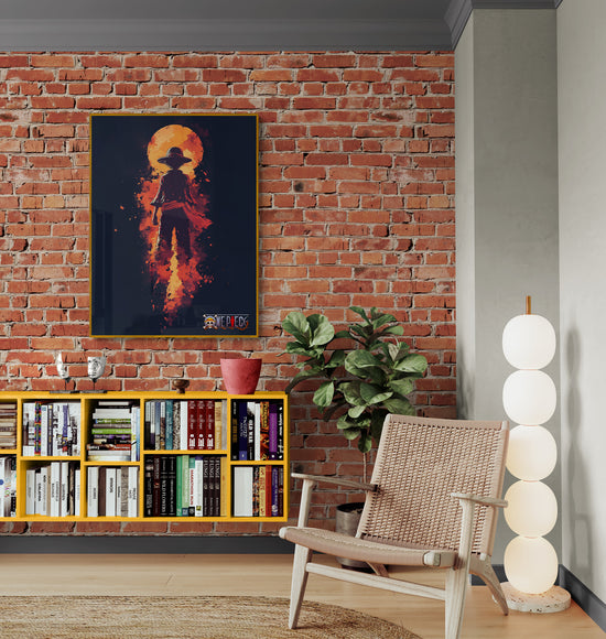 Impression sur toile de Luffy, entouré de flammes rouges. Accrochée sur un mur en briques, avec une bibliothèque jaune, un fauteuil en rotin, et une lampe design. Ambiance urbaine et chaleureuse.