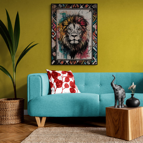 Poster mural coloré d'un lion affiché dans un salon au design chaleureux avec des touches ethniques.