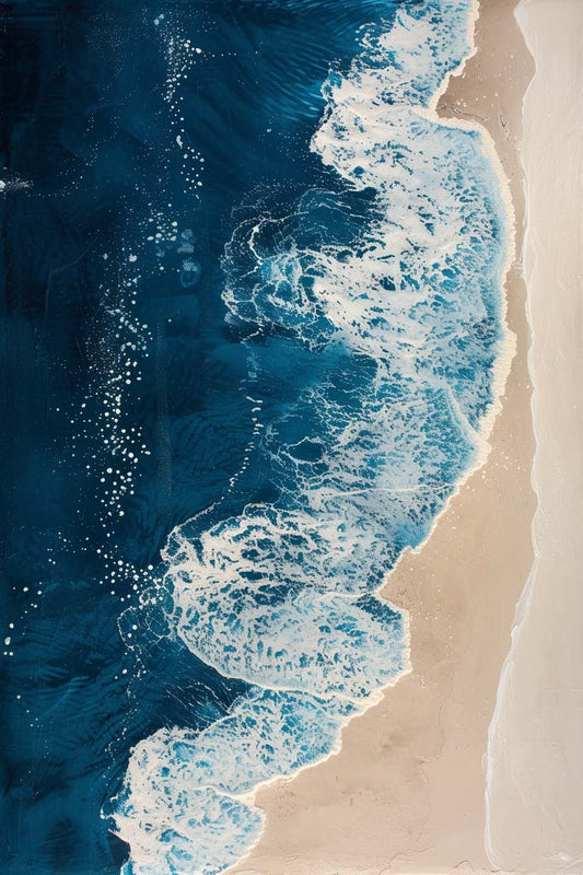 Un tableau représentant une plage vue d'en haut, avec des vagues bleues profondes s'écrasant sur le sable beige.