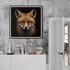 Impression encadrée d’un renard au regard perçant, mettant en valeur les détails du pelage sur un fond sombre. Accroché sur un mur en béton brut, il crée un contraste élégant avec le buffet blanc minimaliste décoré de livres et objets design. Idéal pour une décoration moderne et naturelle.