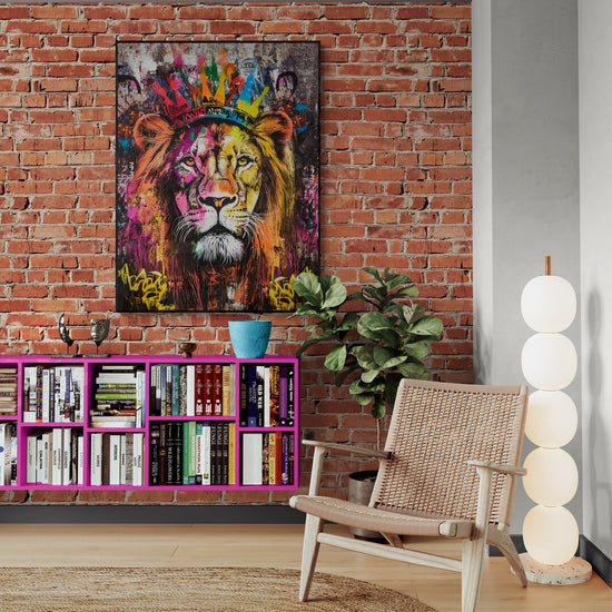 Un salon avec une bibliothèque murale et un tableau moderne du lion roi en street art, offrant un contraste dynamique