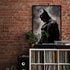 Affiche sombre de Batman sous la pluie, accrochée sur un mur en briques rouges, renforçant l’ambiance brute et urbaine. Posée au-dessus d’un meuble rempli de vinyles et d’un tourne-disque, cette décoration allie style geek et vintage. Parfait pour un intérieur industriel et moderne.