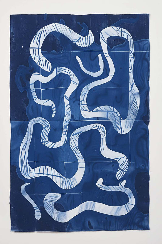 Un gros plan d'un tableau bleu abstrait montrant des formes ondulantes blanches sur un fond bleu foncé.