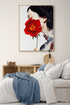 tableau encadre dans un cadre en bois naturelle avec portait photo d'une femme tenat une fleurs rouge accroché dans une chambre