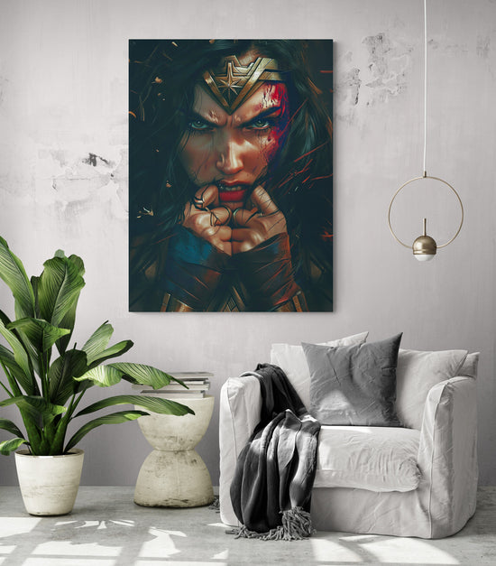 Tableau Wonder Woman, piece de vie, fauteuil confortable avec coussin et plaid gris, grande plante verte, petite table décorative livres posés.