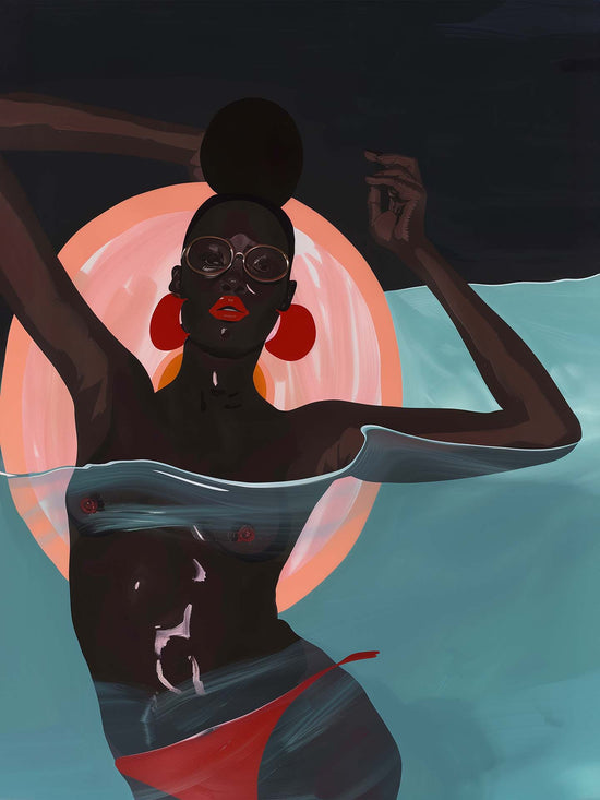 peinture d'une femme noire stylisée, à moitié immergée dans l'eau, portant des lunettes et des boucles d'oreilles rouges, avec un arrière-plan circulaire qui évoque un coucher de soleil.