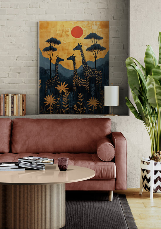 Un salon cosy avec un canapé en cuir marron, une table basse ronde, une plante, et un toile murale représentant des girafes au milieu d'une végétation africaine sous un soleil rouge.