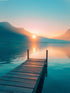 Photographie représentant un pont en bois qui s'étend sur un lac calme, capturant la lumière apaisante du lever de soleil. L'image dégage une atmosphère sereine et relaxante.