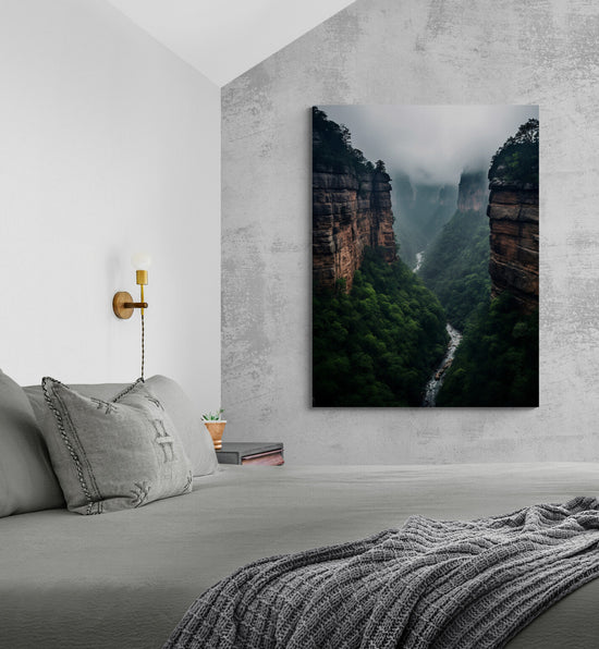 dans un chambre un tres grand tableau de décoration avec un paysage de nature donne l'impression d'être une fenêtre ouverte vers l'éxterieur