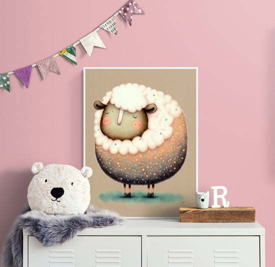 Petite Tableau de déco mouton pour chambre d'enfant accroché au mur. Un mouton dodu et rond à laine blanche et au manteau multicolor