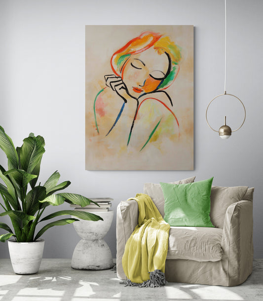 Une peinture d'une femme aux couleurs vives est suspendue au-dessus d'un fauteuil beige dans un salon décoré de plantes vertes.