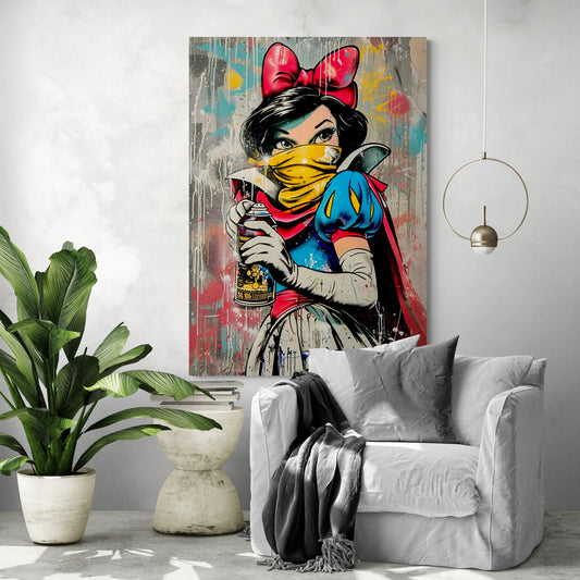 Un tableau street art représentant une version moderne et rebelle de Blanche-Neige, tenant une bombe de peinture et portant un foulard jaune sur le visage. L’œuvre, aux couleurs éclatantes et aux effets de peinture dégoulinante, est accrochée dans un salon au style minimaliste avec un fauteuil blanc et une décoration épurée. Une grande plante verte et des touches de vert apportent une ambiance apaisante contrastant avec l’intensité du tableau.