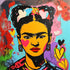 Un portrait vibrant de Frida Kahlo en style street art, mêlant couleurs vives des tons jaunes, rouges et bleus éclatants. Des cœurs colorés et des motifs abstraits l’entourent. Une pièce forte pour une déco moderne et audacieuse