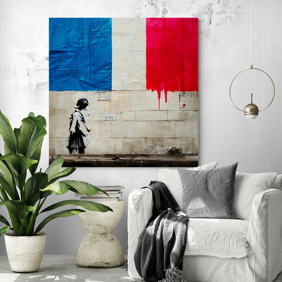 Banksy tableau de déco, dans un salon. Au travers de ses yeux innocents, une jeune fille découvre la souffrance française, inspiré par les œuvres de Banksy. La grandeur imposante du drapeau, qui dégage une force et une noblesse indéniables, rappelle à chacun l'espoir et le combat à mener avec détermination pour un monde meilleur et plus lumineux